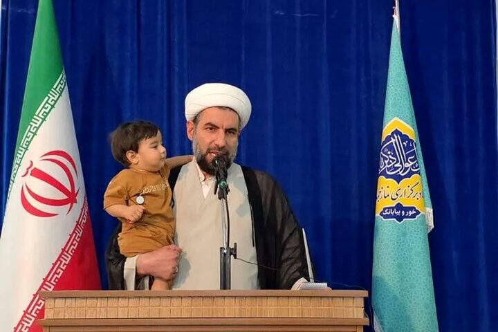 امام جمعه خور و بیابانک با فرزند چهارمش خطبه خواند + عکس