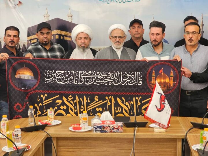 اهدای پرچم حرم حضرت امیرالمؤمنین(ع) به کمیته فرهنگی و آموزشی اربعین 