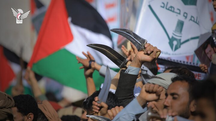 تقرير مصور| جماهير غفيرة تحتشد في مسيرة واسعة بالعاصمة اليمنية دعما واسنادا لغزة ضد المحتلين الصهاينة