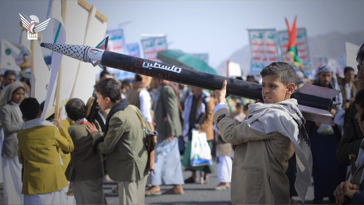 تقرير مصور| جماهير غفيرة تحتشد في مسيرة واسعة بالعاصمة اليمنية دعما واسنادا لغزة ضد المحتلين الصهاينة