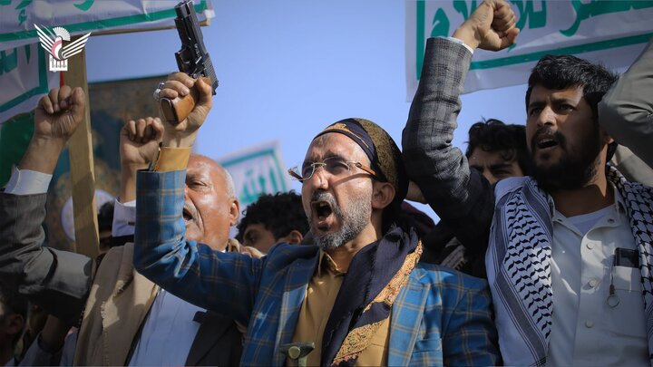 تقرير مصور| جماهير غفيرة تحتشد في مسيرة واسعة بالعاصمة اليمنية دعما واسنادا لغزة ضد المحتلين الصهاينة