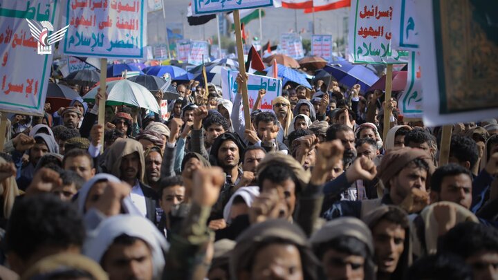 تقرير مصور| جماهير غفيرة تحتشد في مسيرة واسعة بالعاصمة اليمنية دعما واسنادا لغزة ضد المحتلين الصهاينة