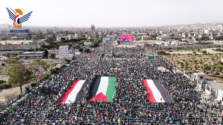 تقرير مصور| جماهير غفيرة تحتشد في مسيرة واسعة بالعاصمة اليمنية دعما واسنادا لغزة ضد المحتلين الصهاينة