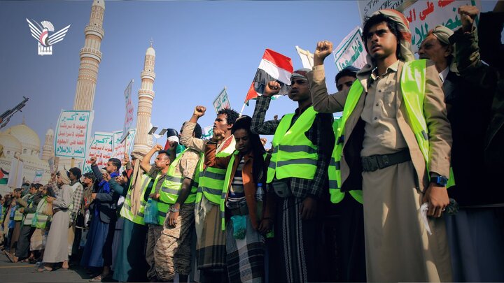 تقرير مصور| جماهير غفيرة تحتشد في مسيرة واسعة بالعاصمة اليمنية دعما واسنادا لغزة ضد المحتلين الصهاينة