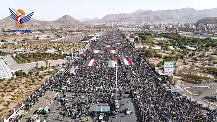 تقرير مصور| جماهير غفيرة تحتشد في مسيرة واسعة بالعاصمة اليمنية دعما واسنادا لغزة ضد المحتلين الصهاينة