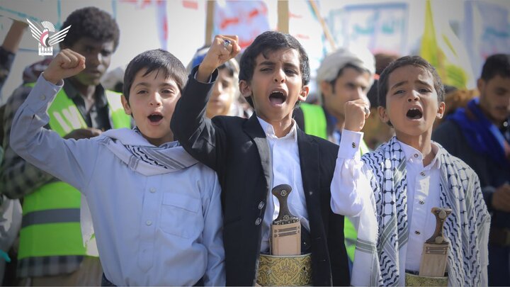 تقرير مصور| جماهير غفيرة تحتشد في مسيرة واسعة بالعاصمة اليمنية دعما واسنادا لغزة ضد المحتلين الصهاينة