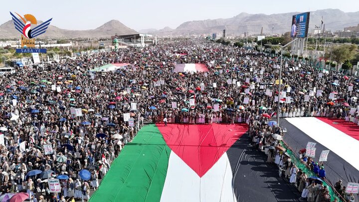 تقرير مصور| جماهير غفيرة تحتشد في مسيرة واسعة بالعاصمة اليمنية دعما واسنادا لغزة ضد المحتلين الصهاينة