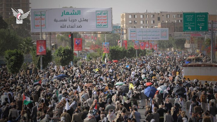 تقرير مصور| جماهير غفيرة تحتشد في مسيرة واسعة بالعاصمة اليمنية دعما واسنادا لغزة ضد المحتلين الصهاينة