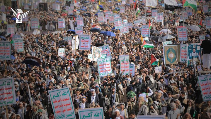 تقرير مصور| جماهير غفيرة تحتشد في مسيرة واسعة بالعاصمة اليمنية دعما واسنادا لغزة ضد المحتلين الصهاينة