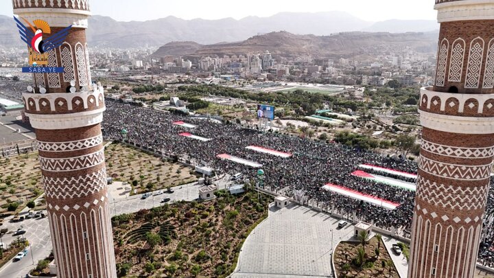 تقرير مصور| جماهير غفيرة تحتشد في مسيرة واسعة بالعاصمة اليمنية دعما واسنادا لغزة ضد المحتلين الصهاينة