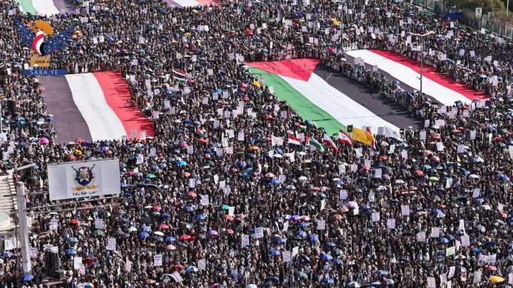 تقرير مصور| جماهير غفيرة تحتشد في مسيرة واسعة بالعاصمة اليمنية دعما واسنادا لغزة ضد المحتلين الصهاينة