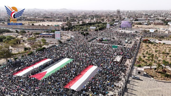 تقرير مصور| جماهير غفيرة تحتشد في مسيرة واسعة بالعاصمة اليمنية دعما واسنادا لغزة ضد المحتلين الصهاينة