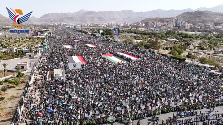 تقرير مصور| جماهير غفيرة تحتشد في مسيرة واسعة بالعاصمة اليمنية دعما واسنادا لغزة ضد المحتلين الصهاينة
