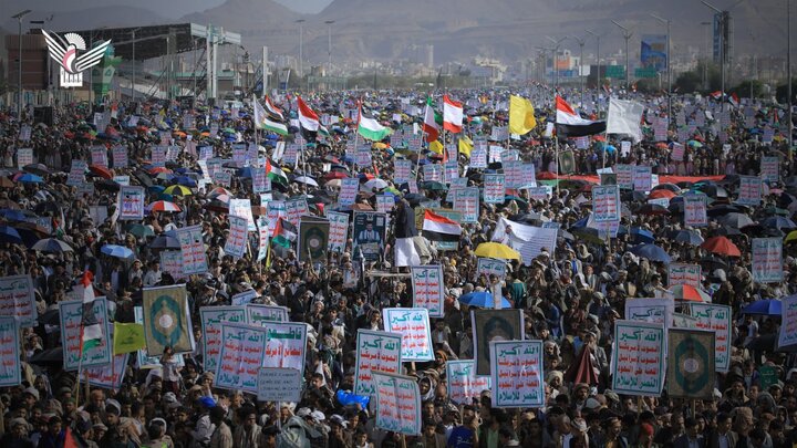 تقرير مصور| جماهير غفيرة تحتشد في مسيرة واسعة بالعاصمة اليمنية دعما واسنادا لغزة ضد المحتلين الصهاينة