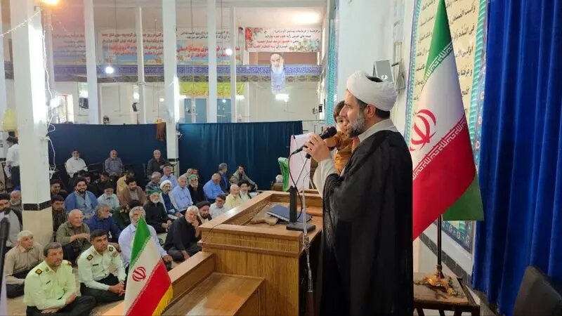امام جمعه خور و بیابانک با فرزند چهارمش خطبه خواند + عکس