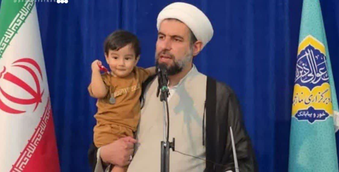 امام جمعه خور و بیابانک با فرزند چهارمش خطبه خواند + عکس