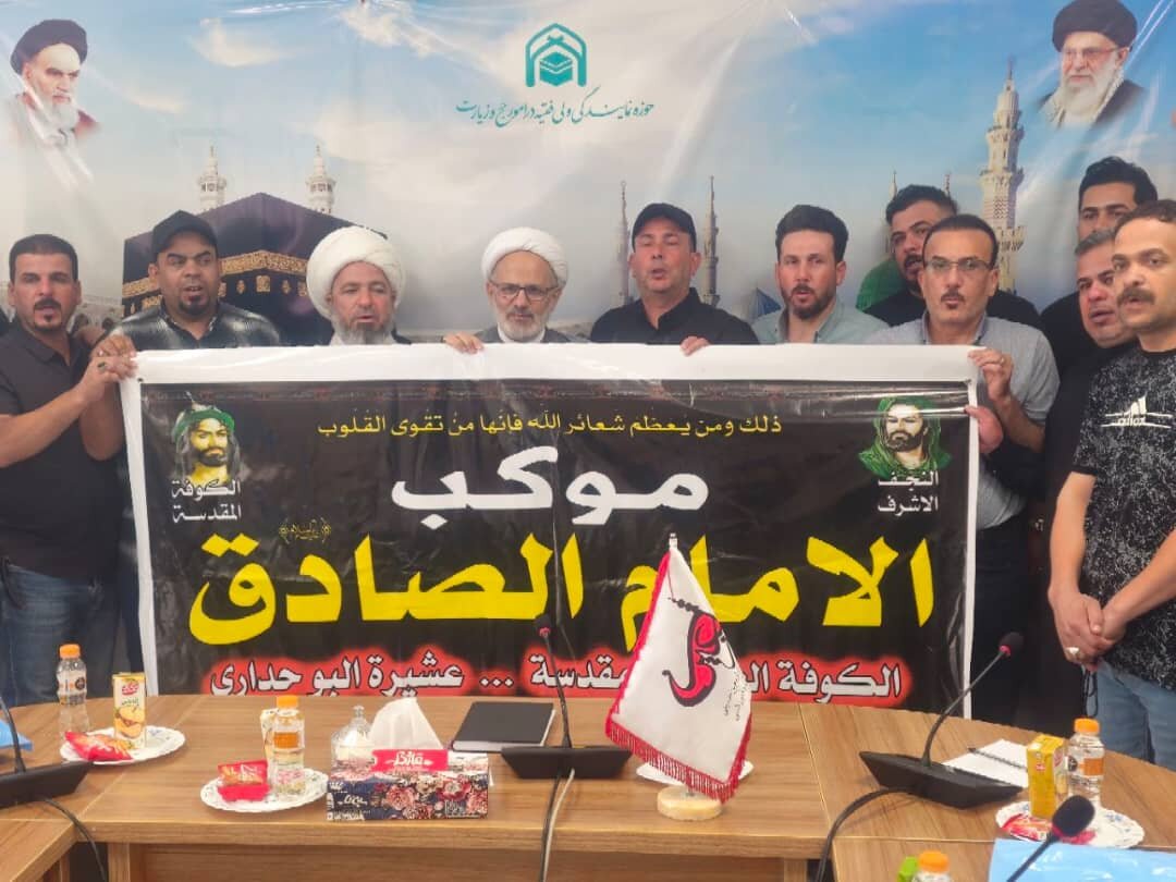 اهدای پرچم حرم حضرت امیرالمؤمنین(ع) به کمیته فرهنگی و آموزشی اربعین