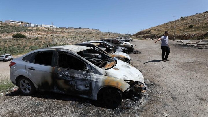 تقرير مصور| مستوطنون صهاينة يحرقون سيارات فلسطينيين في مدينة بروقين