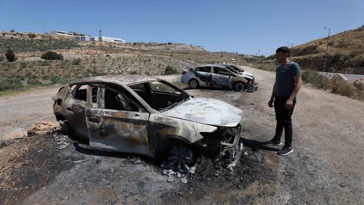 تقرير مصور| مستوطنون صهاينة يحرقون سيارات فلسطينيين في مدينة بروقين