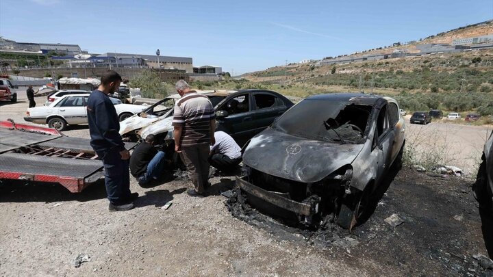 تقرير مصور| مستوطنون صهاينة يحرقون سيارات فلسطينيين في مدينة بروقين