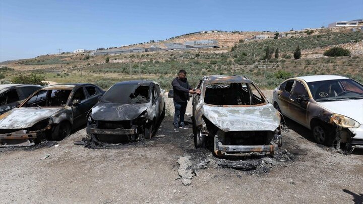 تقرير مصور| مستوطنون صهاينة يحرقون سيارات فلسطينيين في مدينة بروقين