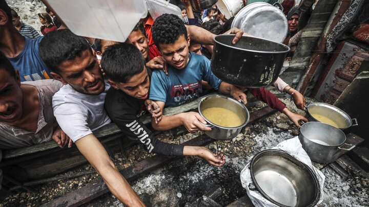 ازدحام به خاطر یک وعده غذا در غزه
