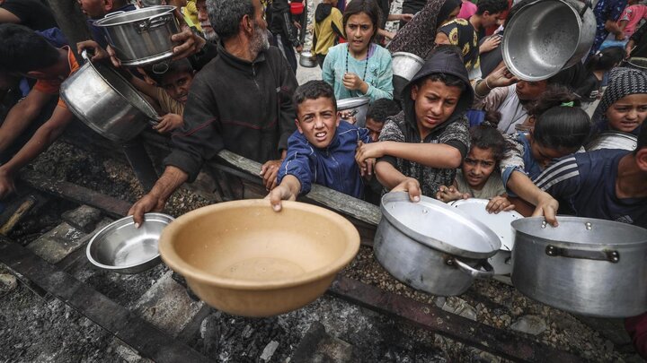 ازدحام به خاطر یک وعده غذا در غزه