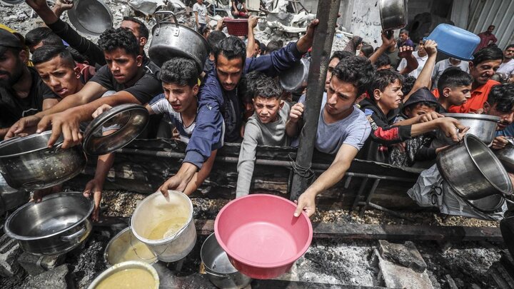 ازدحام به خاطر یک وعده غذا در غزه