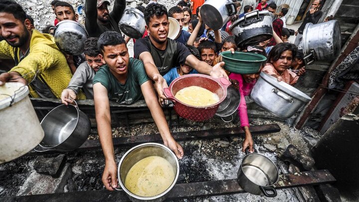 ازدحام به خاطر یک وعده غذا در غزه