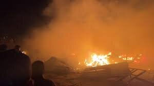 فيديو | احتراق خيام النازحين بعد قصفها من طائرات الاحتلال في المواصي غرب خانيونس