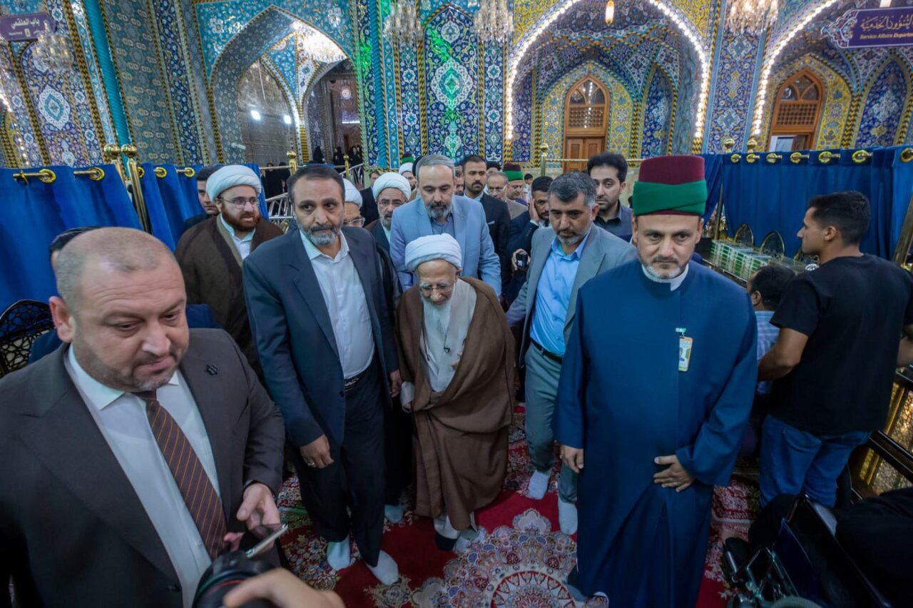 Grand Ayatollah Javadi Amoli visits Aba al-Fadl al-Abbas holy shrine (+Photos)