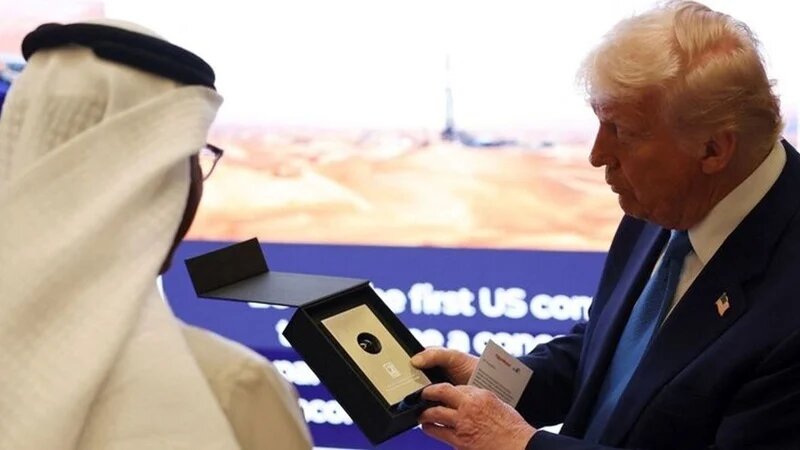 "Это дешевое шоу рабства!": реакция пользователей X на странное поведение нескольких арабских стран по отношению к Трампу