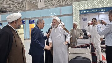 عکس خبری | استقبال مسئولان از اعضای بعثه‌های مراجع تقلید در فرودگاه مدینه