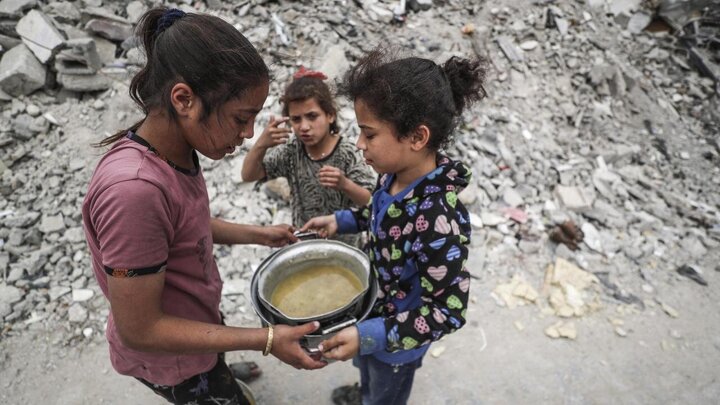 تقرير مصور| طوابير من الناس على وجبة طعام في غزة