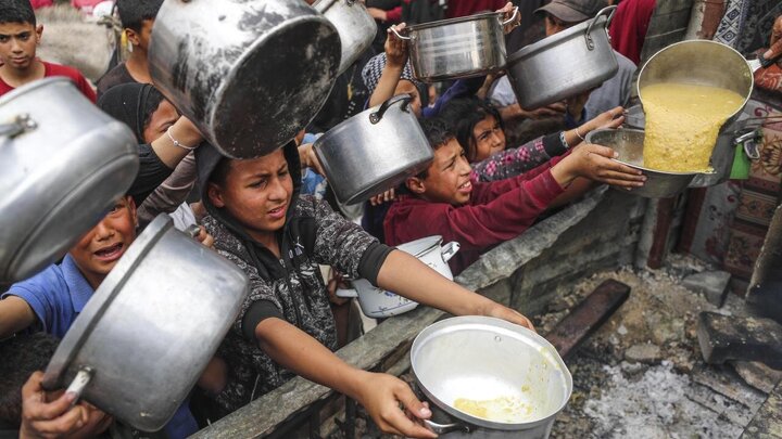 تقرير مصور| طوابير من الناس على وجبة طعام في غزة