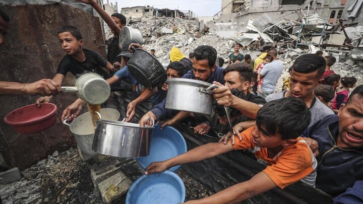تقرير مصور| طوابير من الناس على وجبة طعام في غزة