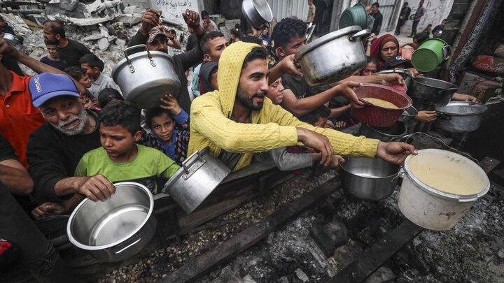 تقرير مصور| طوابير من الناس على وجبة طعام في غزة