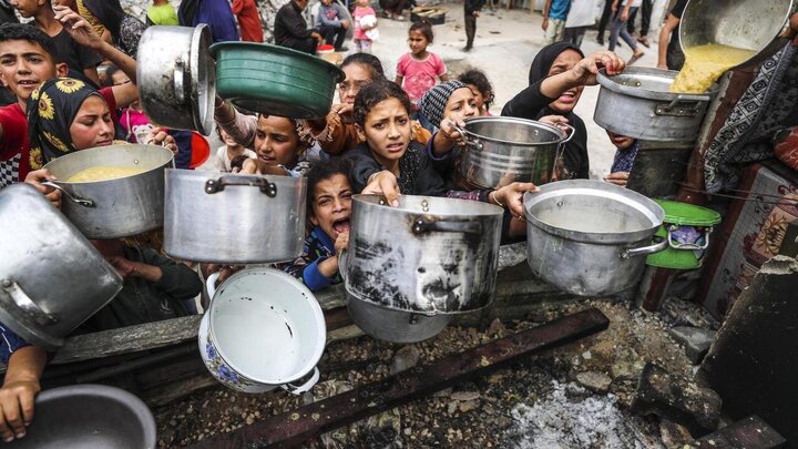 تقرير مصور| طوابير من الناس على وجبة طعام في غزة
