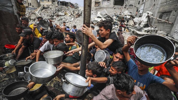 تقرير مصور| طوابير من الناس على وجبة طعام في غزة