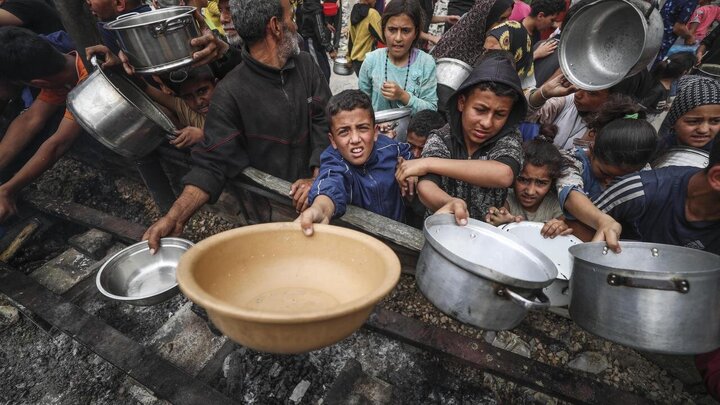 تقرير مصور| طوابير من الناس على وجبة طعام في غزة