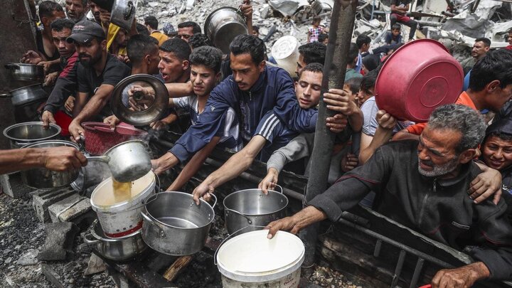 تقرير مصور| طوابير من الناس على وجبة طعام في غزة