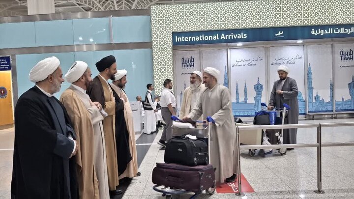 استقبال مسئولان از اعضای بعثه‌های مراجع معظم تقلید در فرودگاه مدینه