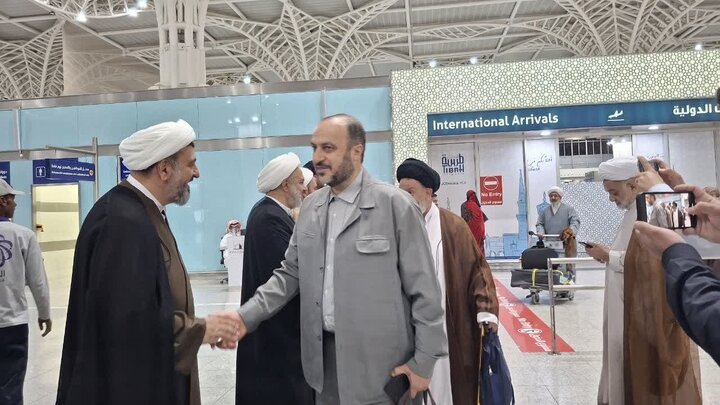 استقبال مسئولان از اعضای بعثه‌های مراجع معظم تقلید در فرودگاه مدینه