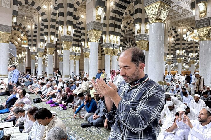 Informe fotográfico | Peregrinos visitan la Mezquita del Profeta Muhammad (la paz sea con él) antes del Hayy 2025