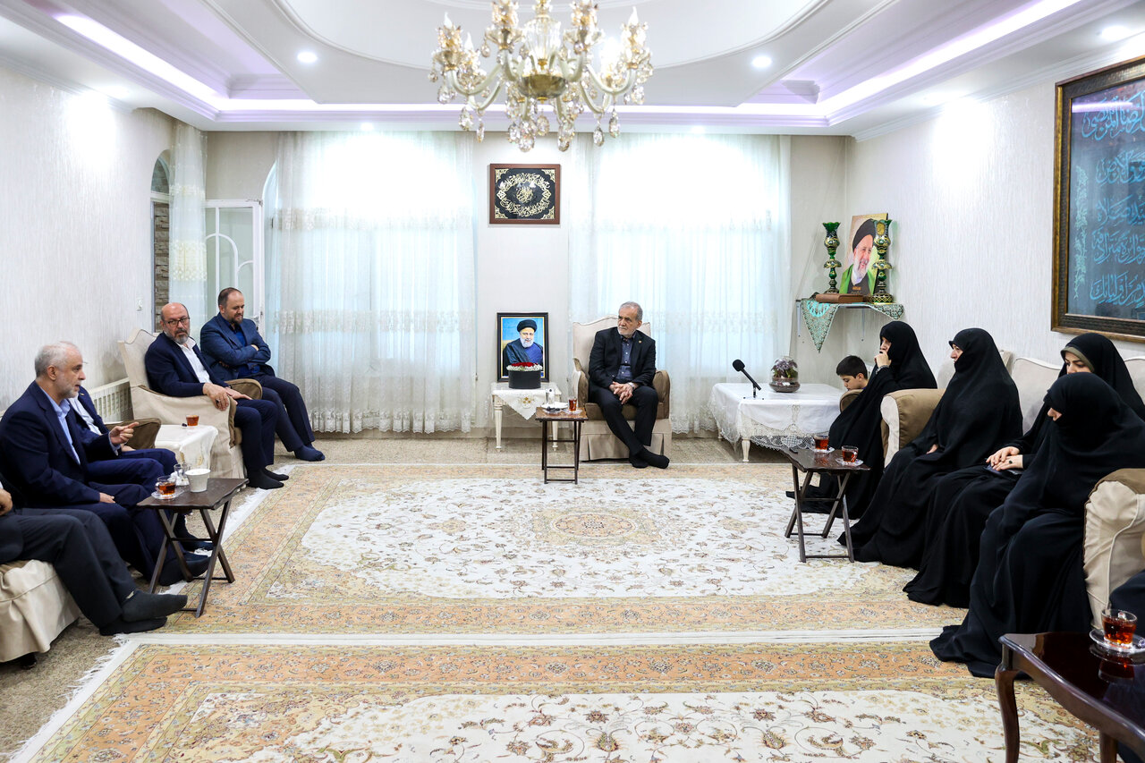 Pezeshkian meets families of late President Raisi, other Martyrs of Service
