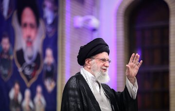 Dumalo si Imam Khamenei sa seremonya ng paggunita sa isang taong pagka-martir ni Pangulong Raeisi