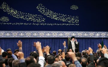Wêneya nûçeyan | Hebûna zarokên şehîd Seyîd Hesen Nesrullah di merasîma salvegera şehîdên xizmetê de li Huseyniyeya (RA) ya Îmam Xumeynî.