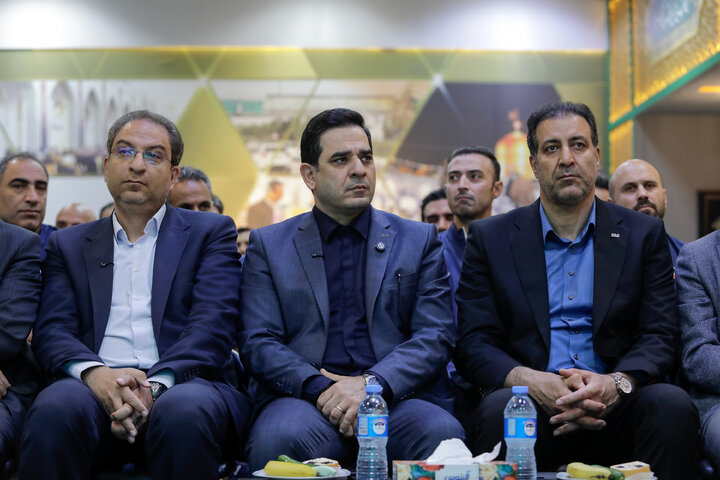 اهدای کاپ قهرمانی تیم ملی والیبال به موزه حرم مطهر رضوی