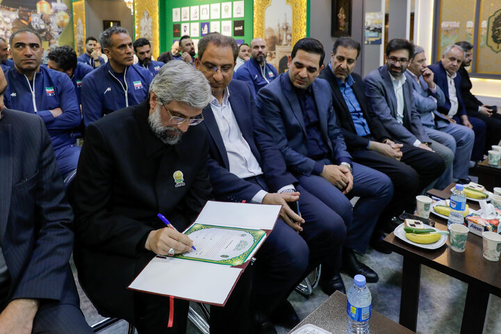 اهدای کاپ قهرمانی تیم ملی والیبال به موزه حرم مطهر رضوی