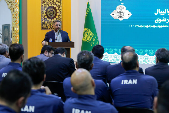 اهدای کاپ قهرمانی تیم ملی والیبال به موزه حرم مطهر رضوی